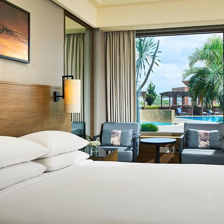 Renaissance Johor Bahru Hotel Екстер'єр фото Deluxe Pool Access