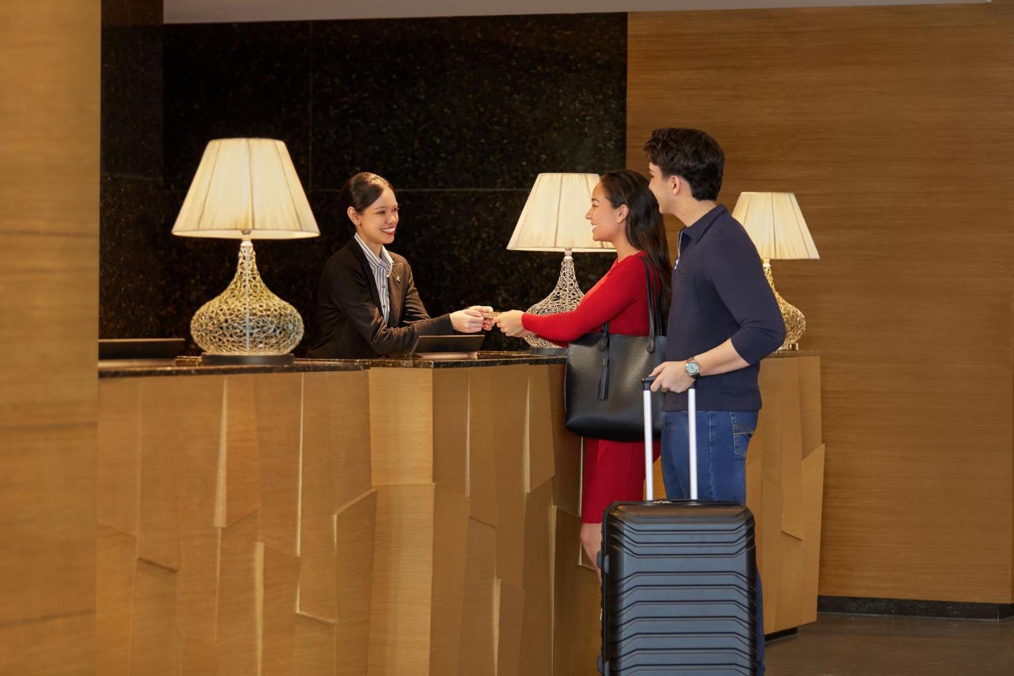 Renaissance Johor Bahru Hotel Екстер'єр фото A hotel receptionist