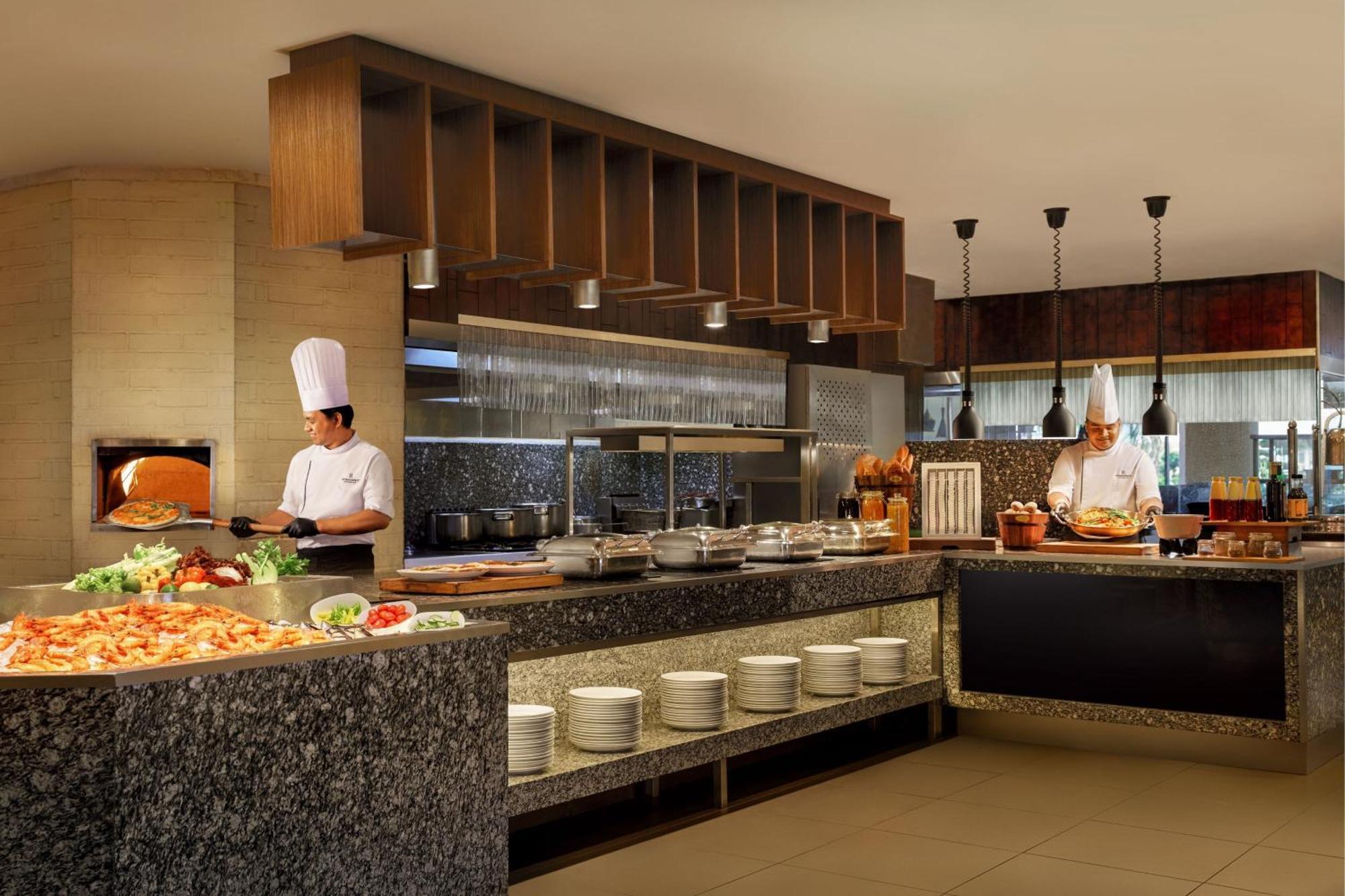 Renaissance Johor Bahru Hotel Екстер'єр фото A live kitchen at a hotel