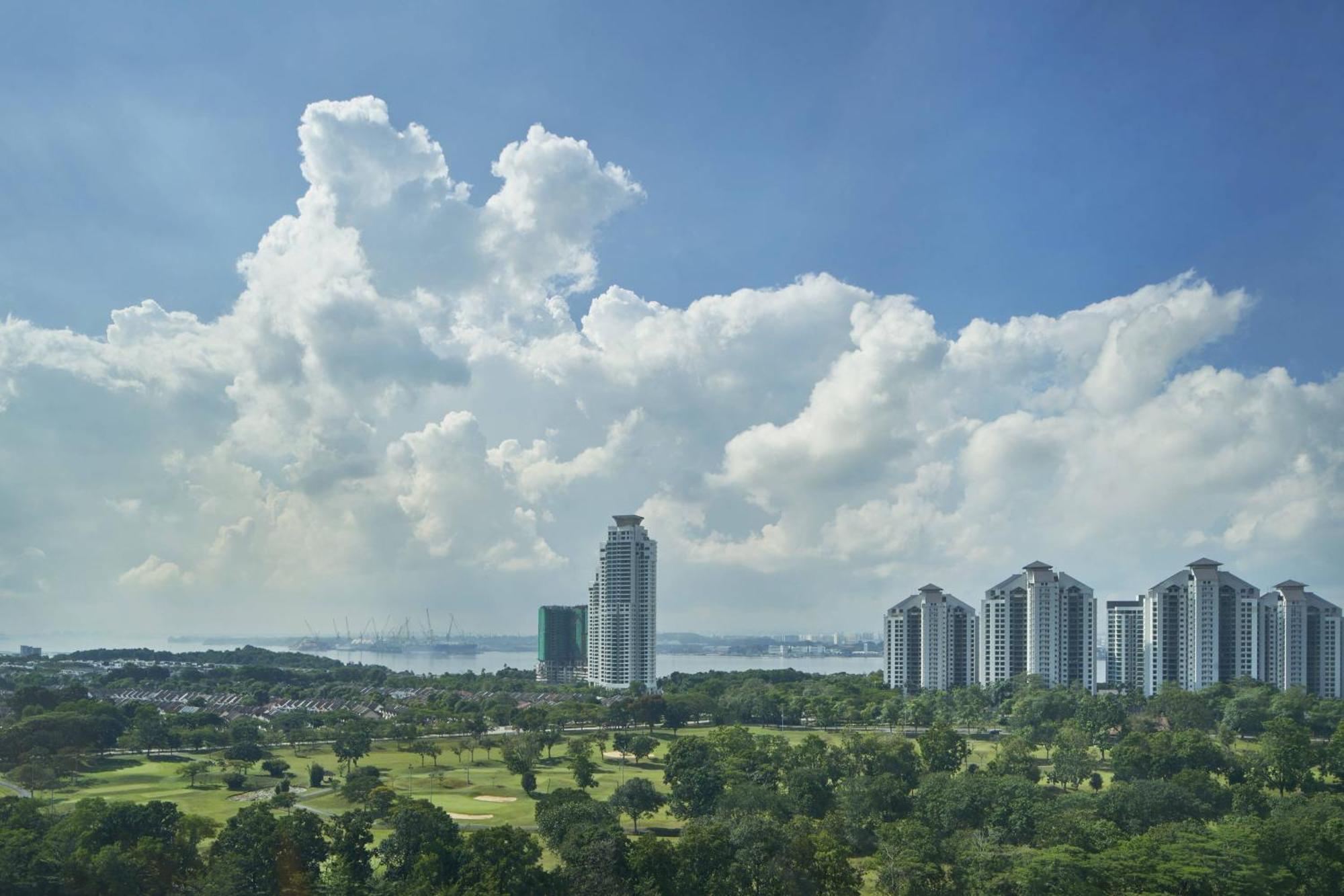 Renaissance Johor Bahru Hotel Екстер'єр фото View of the residential area
