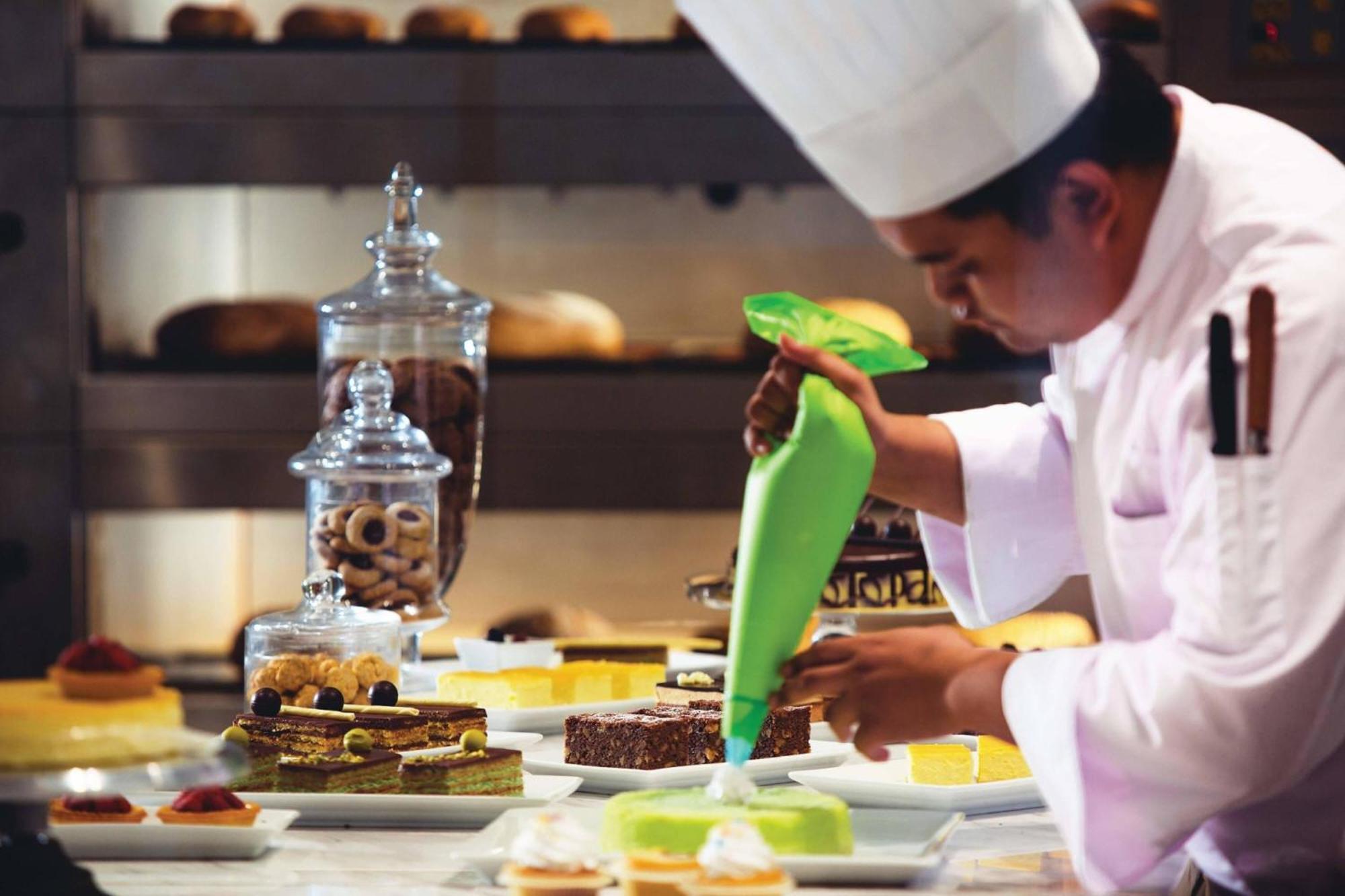 Renaissance Johor Bahru Hotel Екстер'єр фото A pastry chef icing a dessert