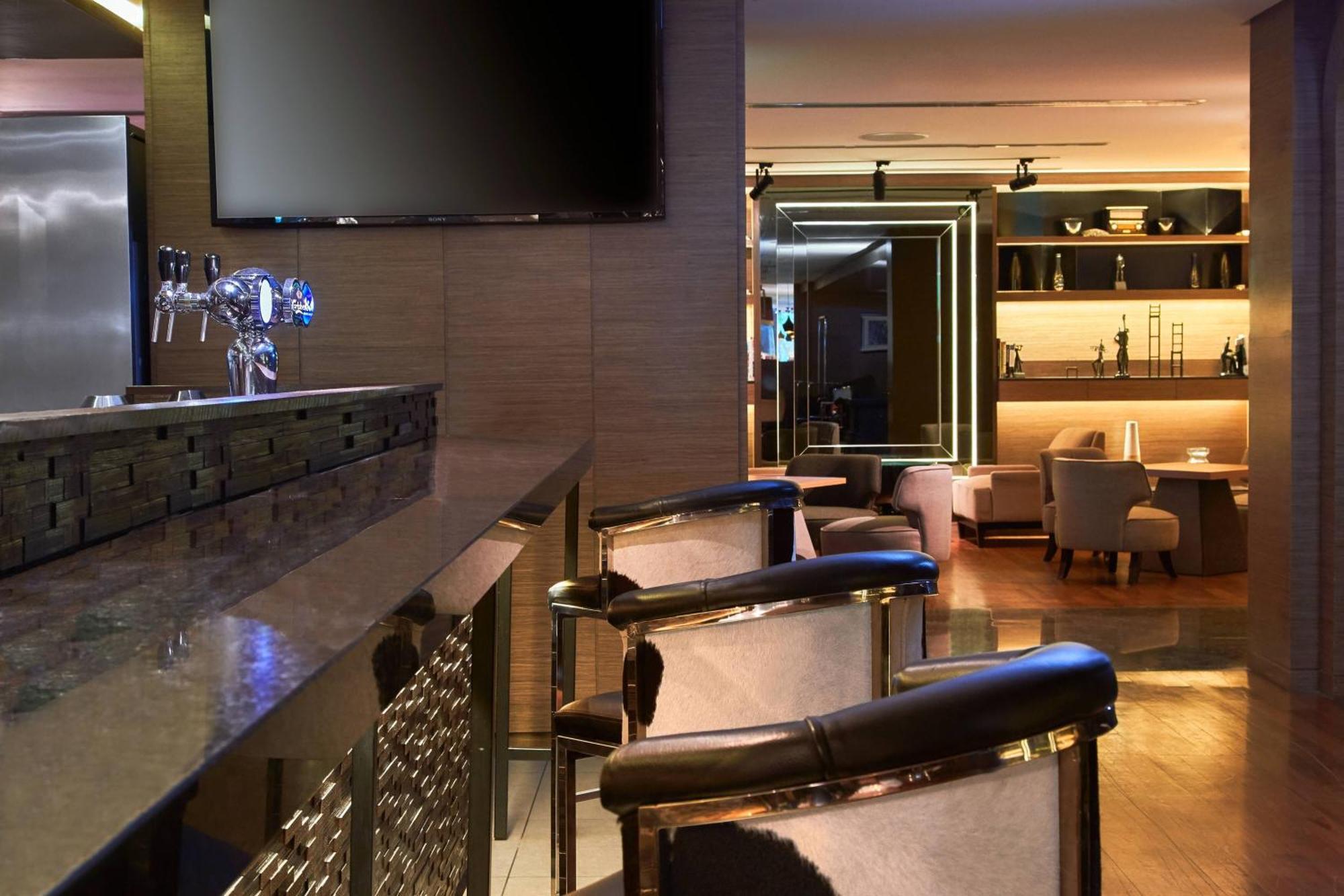 Renaissance Johor Bahru Hotel Екстер'єр фото The bar at the lounge