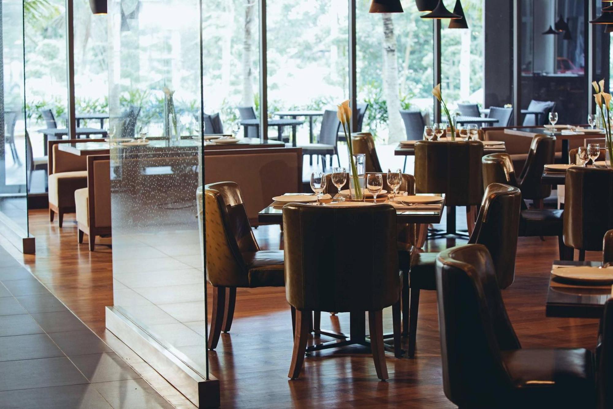 Renaissance Johor Bahru Hotel Екстер'єр фото The interior of the restaurant