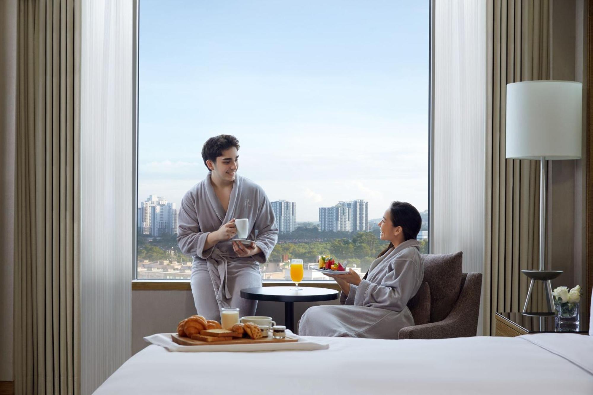 Renaissance Johor Bahru Hotel Екстер'єр фото A guest room at the hotel