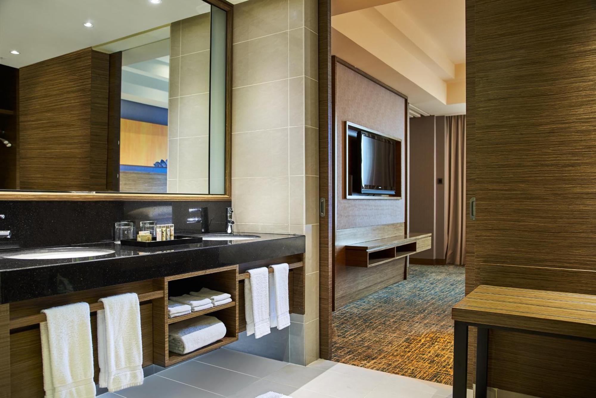 Renaissance Johor Bahru Hotel Екстер'єр фото A bathroom at the hotel