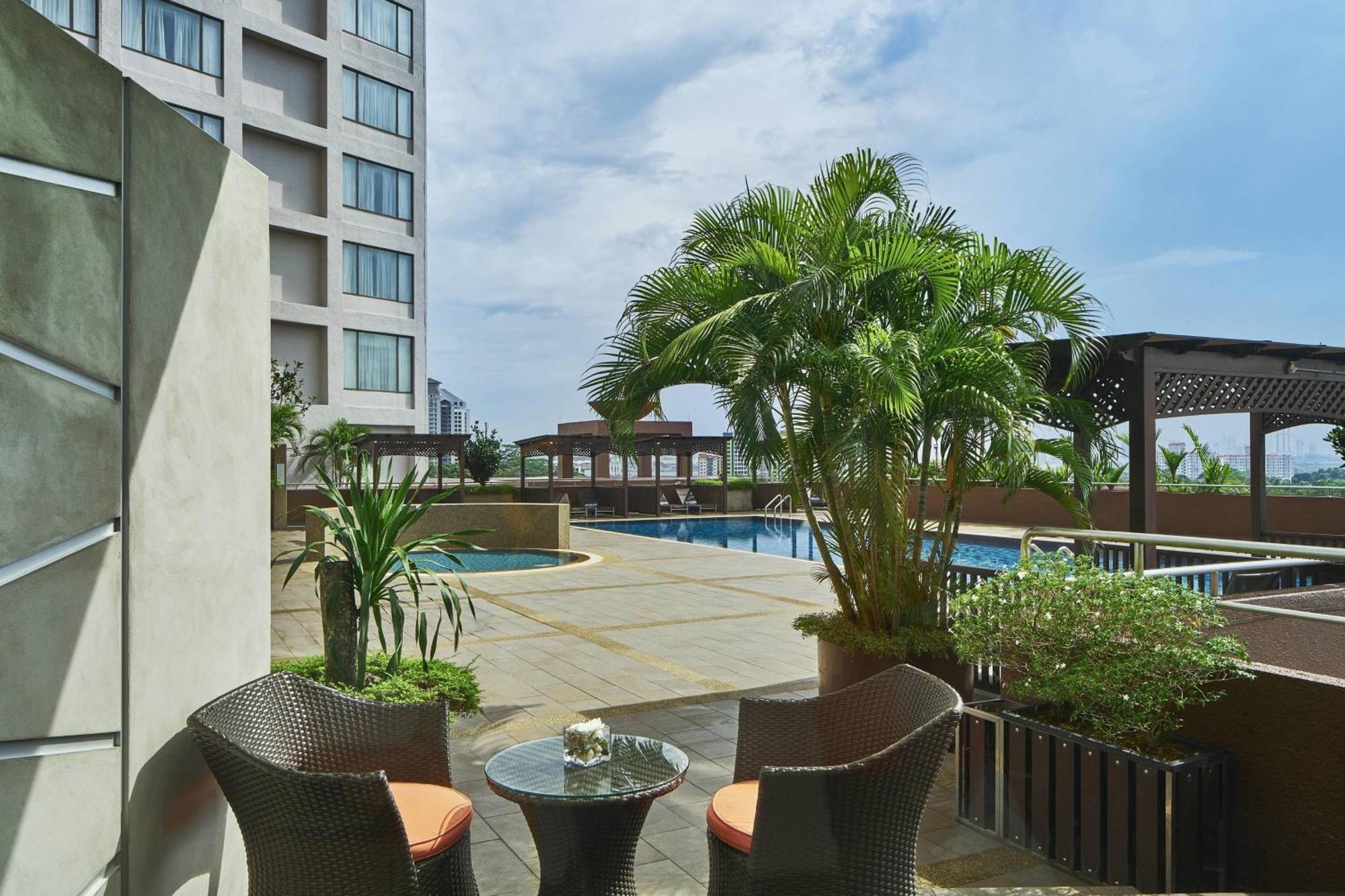 Renaissance Johor Bahru Hotel Екстер'єр фото The pool at the hotel